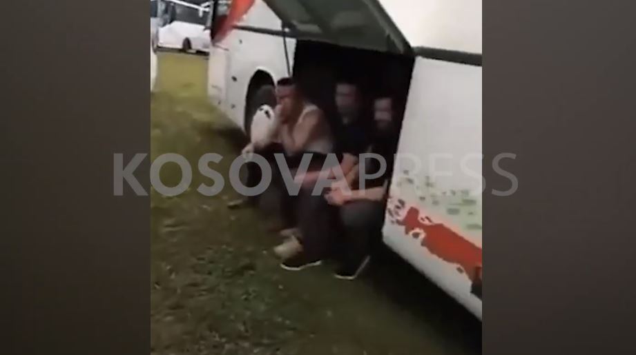 Video/ “Kosova tokë serbe”, si fyhen dhe provokohen shoferët shqiptarë nga mbështetësit e Vuçiçit në Beograd