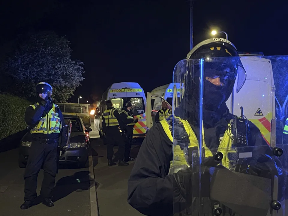 Kaos në Uells, makina të djegura dhe përplasje me policinë