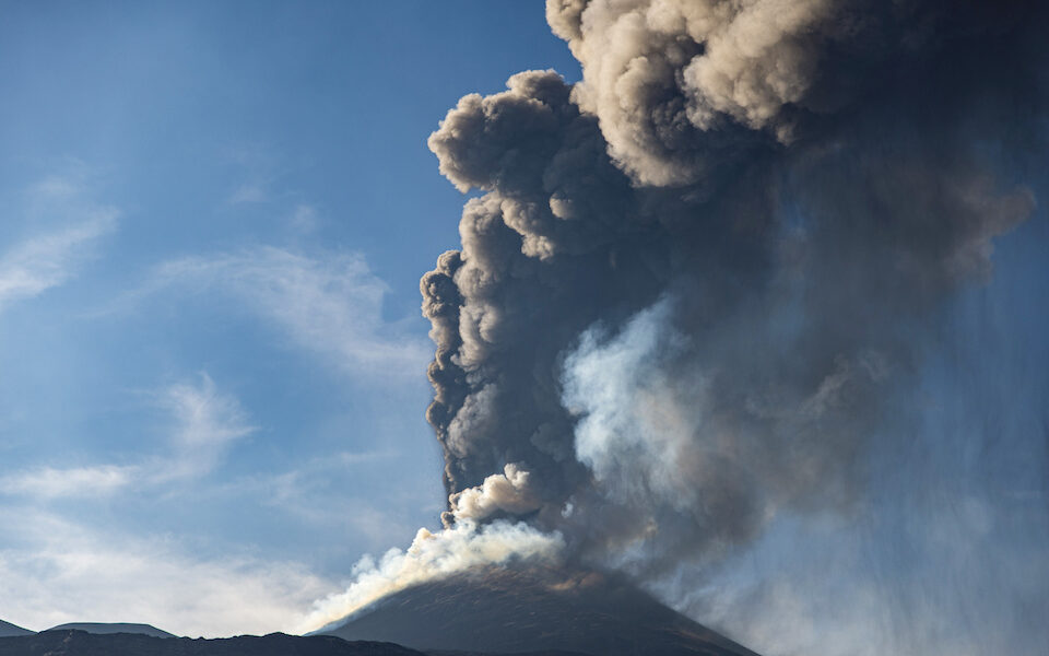 Etna “zgjohet”, aeroporti i Katanias mbyllet për shkak të hirit vullkanik   