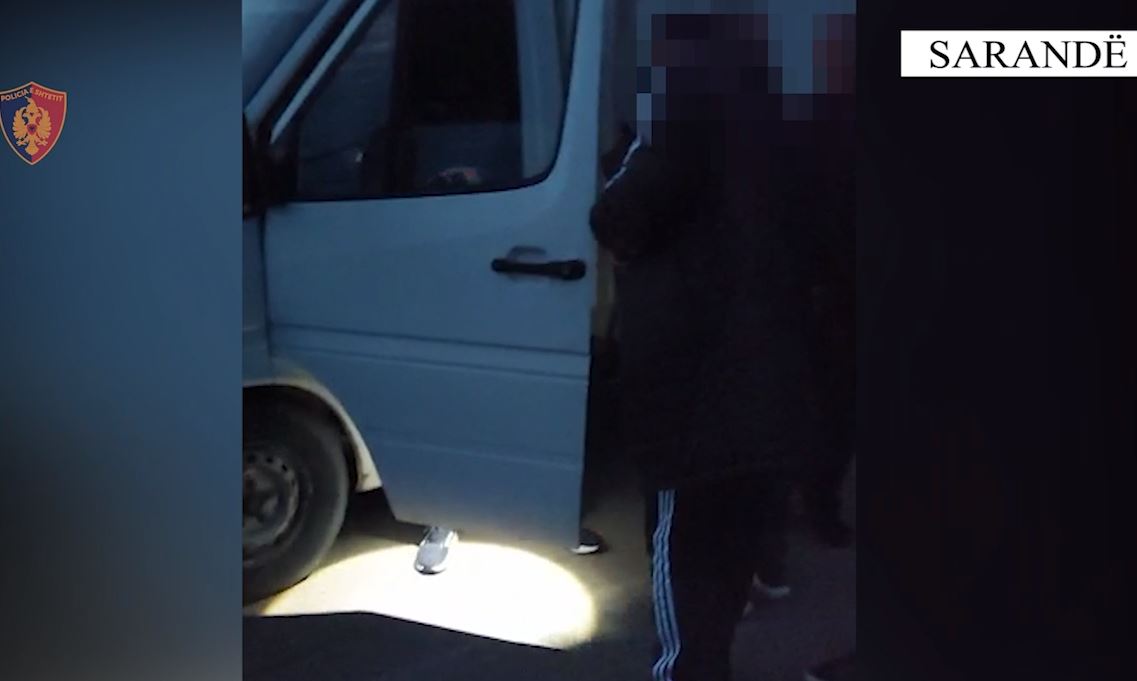 Transportonte me kamionçinë 29 emigrantë të paligjshëm, kapet 52 vjeçari në Sarandë