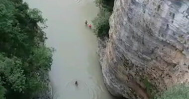 Skrapar/ Çifti holandez futet për të notuar në Osum, njërin prej tyre e merr rrjedha e ujit