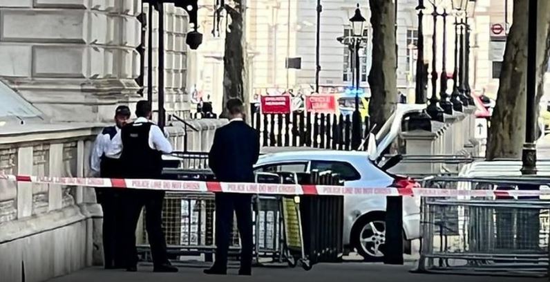 VIDEO/ Makina përplaset me portat e Downing Street, arrestohet shoferi