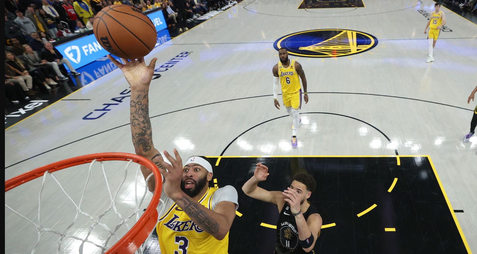 NBA: Lakers tregojnë “muskujt”, LeBron James me shokë fitojnë gjysmëfinalen e parë