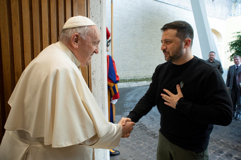 Volodymyr Zelensky takohet me Papën në Vatikan