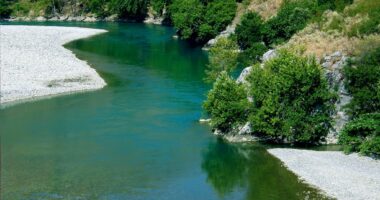 Vetëhidhet në lumin e Vjosës, shpëtohet 75 vjeçarja në Përmet