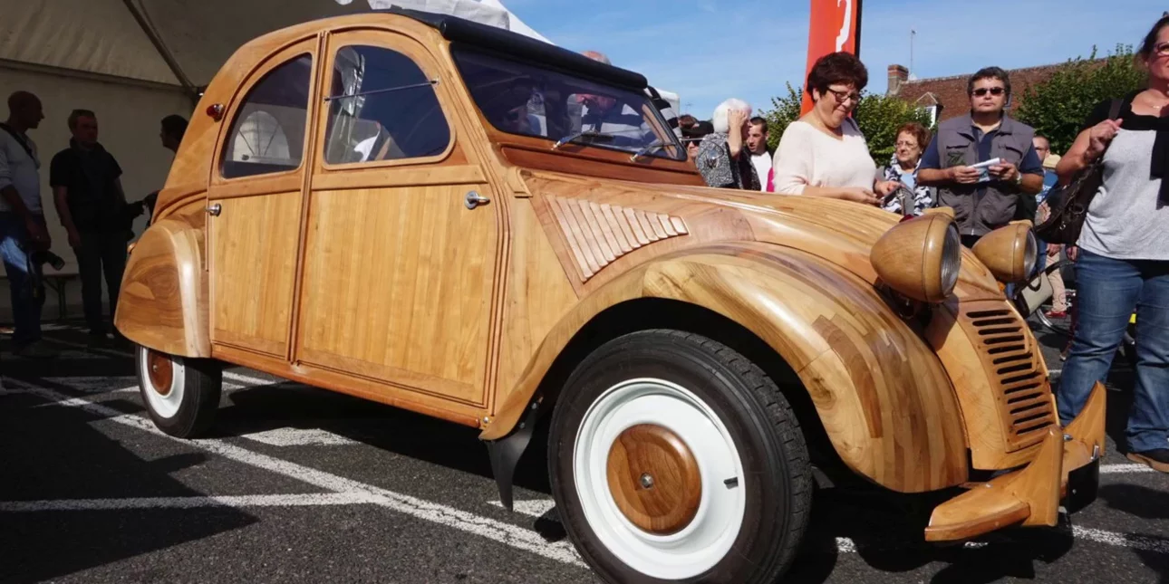 Pensionisti ndërton Citroënin me drurin e pemëve frutore dhe e nxjerr në ankand