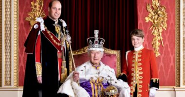 Portretet familjare të kurorëzimit/ Mbreti Karl III fotografohet me dy trashëgimtarët e tij