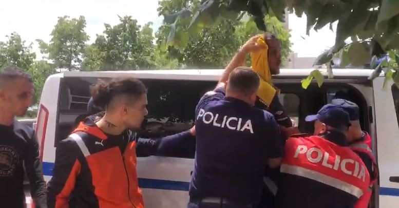 VIDEO/ U arrestuan në kufirin e gjelbër të Morinës, jepet masa, emigrantët shpërthejnë në të shara