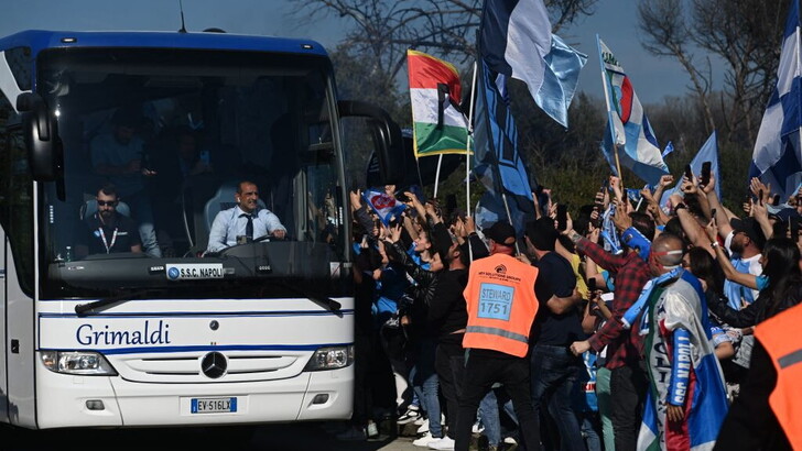 VIDEO/ Kampionët kthehen në qytet, skuadra e Napolit pritet nga mijëra tifozë