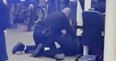 VIDEO/ Polici rreh brutalisht një të pastrehë