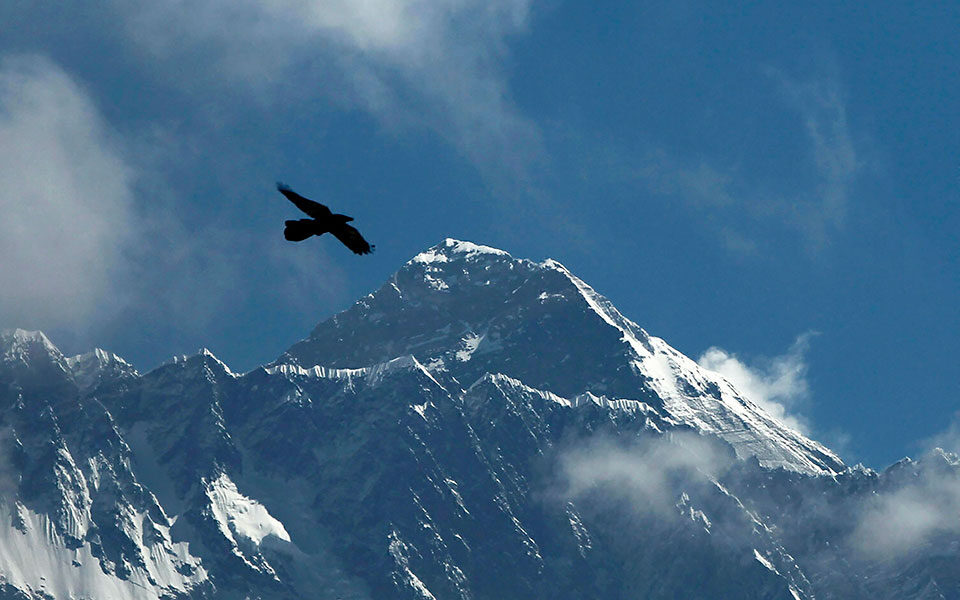 Nepali nderon alpinistët që shkuan për herë të parë në Everest