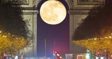 FOTO/ Momenti magjik, hëna e plotë shfaqet mes Harkut të Triumfit
