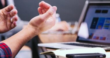 Dëshironi të merreni seriozisht në punë? Mos i thuaj ato fraza