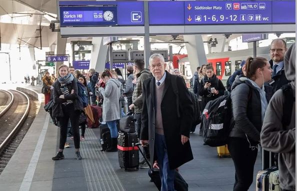 Pa truproja dhe me tren drejt Italisë, fotoja e Presidentit të Austrisë bëhet virale