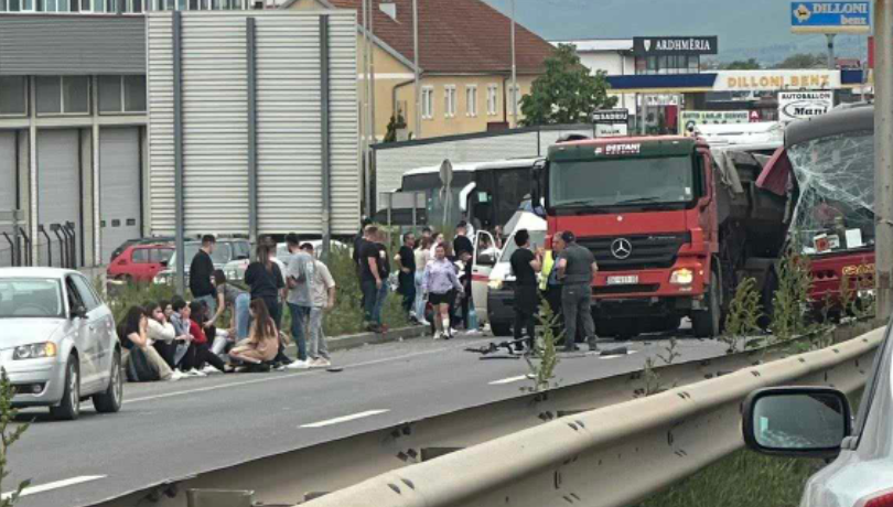 Përplaset autobusi me kamionin në Prishtinë, rreth 30 të plagosur