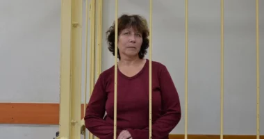 Ofendoi prindërit e ndjerë të Putinit, gruaja dënohet me dy vite burg