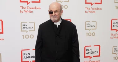 Shkrimtari Salman Rushdie del për herë të parë publikisht, pas sulmit me thikë vitin e kaluar