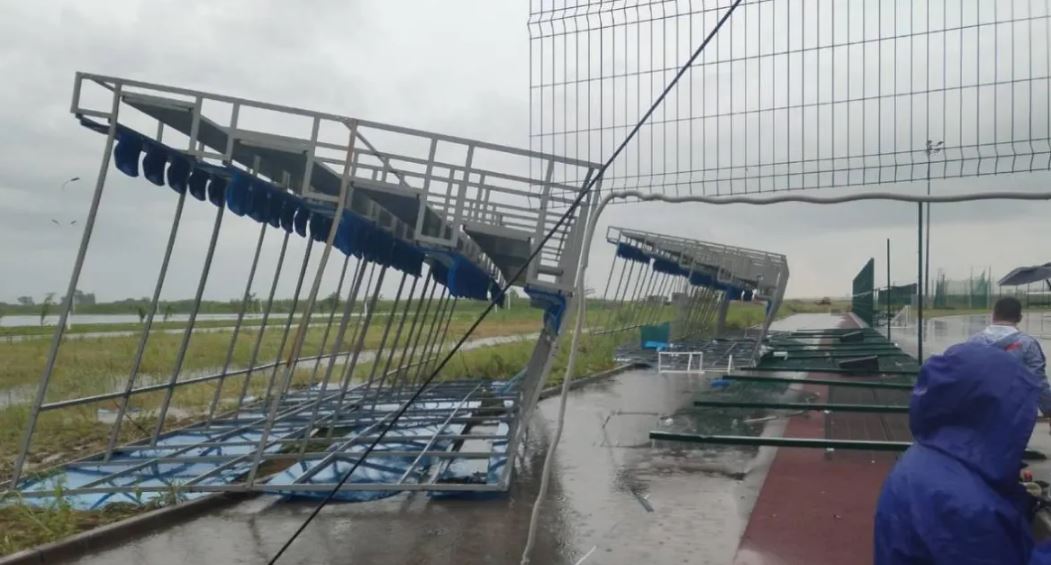 Erërat e forta rrëzojnë tribunën gjatë një ndeshje futbolli, një i vdekur dhe 26 të plagosur