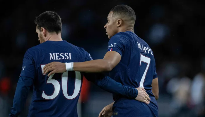 Messi nuk u shpëton fishkëllimave të tifozëve, Mbappe u prit me duartrokitje