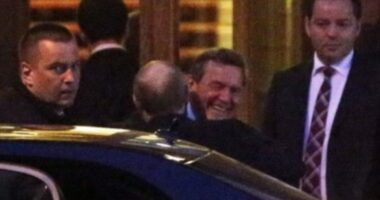 U kap mat në festën e Ditës së Fitores në Ambasadën ruse në Berlin, “lum” kritikash për ish-kancelarin gjerman