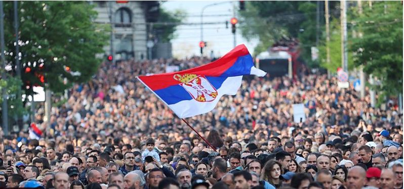 Masakrat me 17 viktima në Serbi, mijëra qytetarë dalin në protestë