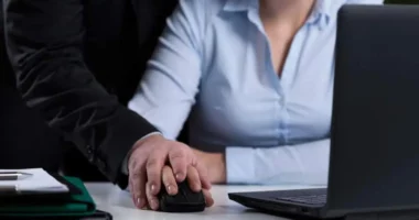 Sondazhi: Mbi 50% e grave në Britani janë ngacmuar seksualisht në vendin e punës