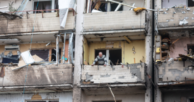 Lufta në Ukrainë/ Një i vdekur dhe tre të plagosur në Kherson nga bombardimet ruse