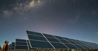 Si funksionojnë panelet diellore kur koha është me re?