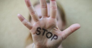 Treguesit e dhunës në familje në rritje në Shqipëri