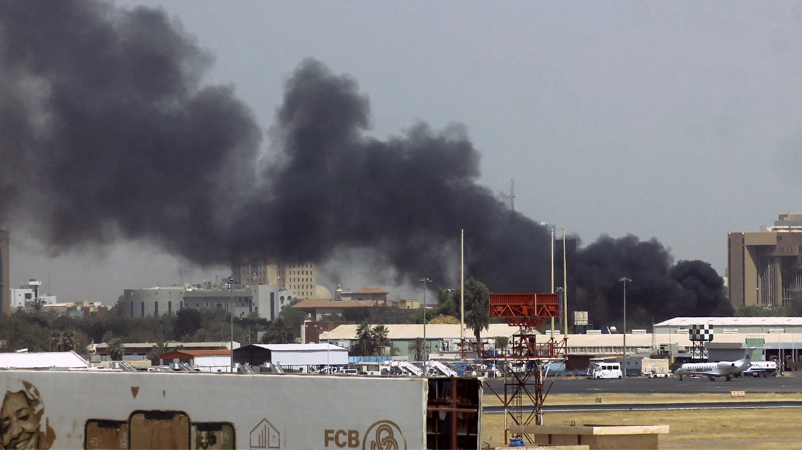 Sudani pranë kolapsit/ Avionë luftarakë fluturojnë mbi Khartoum, vazhdojnë shpërthimet