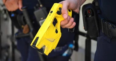 Policia plagos një 95-vjeçare me pistoletë elektrike, e moshuara në gjendje kritike