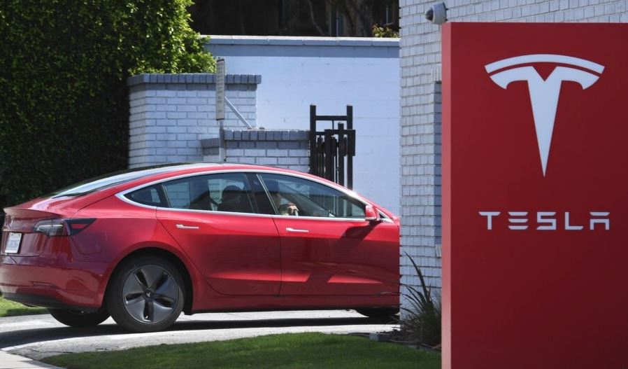 Elon Musk: Tesla do t’i reklamojë makinat e saj për herë të parë