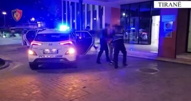 Tiranë/ Sherr mes të rinjve në “Ali Dem”, përfundon në spital 16-vjeçari