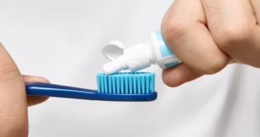 Ja pse nuk duhet ta mbani furçën e dhëmbëve në banjë