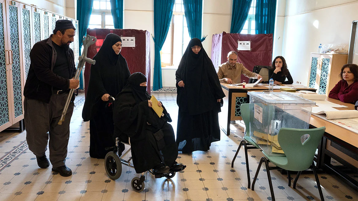 Zgjedhjet në Turqi/ Në qendrat e votimit, edhe të moshuarit në karrige me rrota