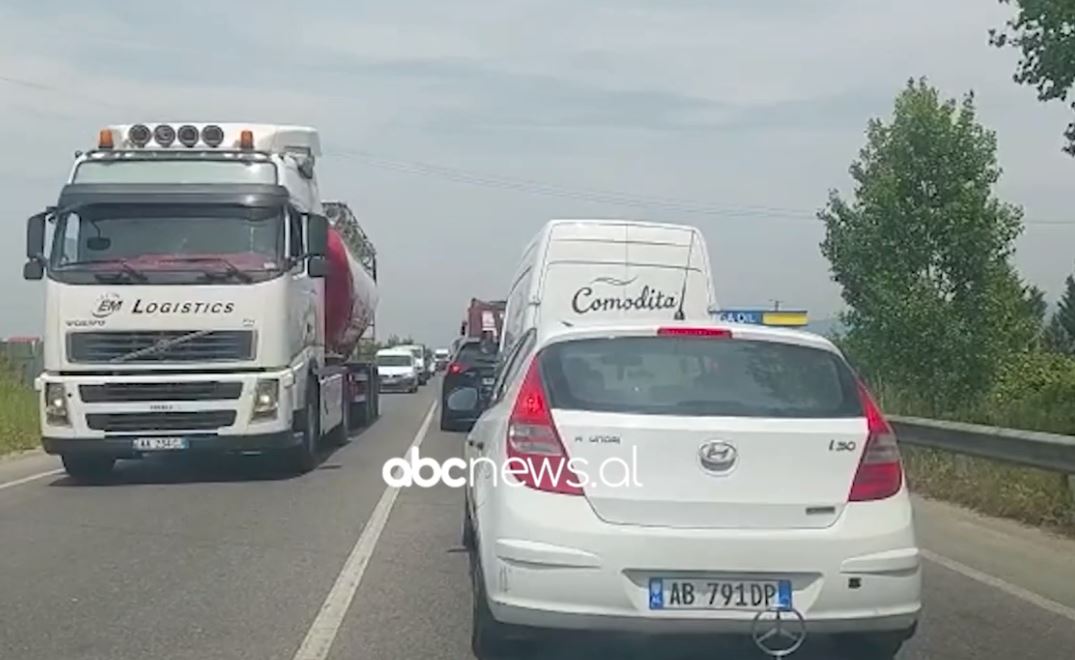 Trafik i rënduar në aksin Vorë-Fushë Krujë, radha e makinave deri në 10 km