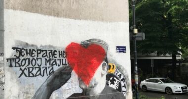 Qytetarët në Beograd mbulojnë muralin e Mlladiçit me zemër