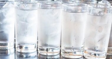 Uji i ftohtë ndihmon në djegien e kalorive dhe në humbjen e peshës