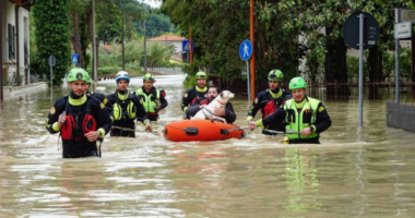 Përmbytjet në Itali/ Rriten çmimet e lopatave dhe çizmeve