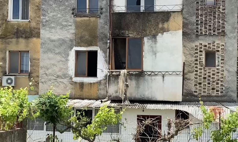 VIDEO/ Përfshihet nga flakët apartamenti në Fier, e moshuara tenton të dalë nga dritarja dhe pëson dëme të lehta