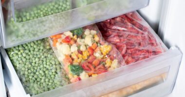 Pesë ushqime që është mirë t’i blini të ngrira