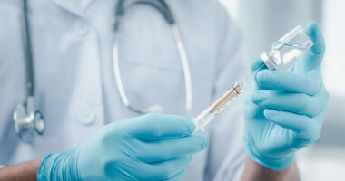 Studimi: Mosha, gjinia dhe pirja e duhanit ndikojnë në efektivitetin e vaksinave anti-Covid