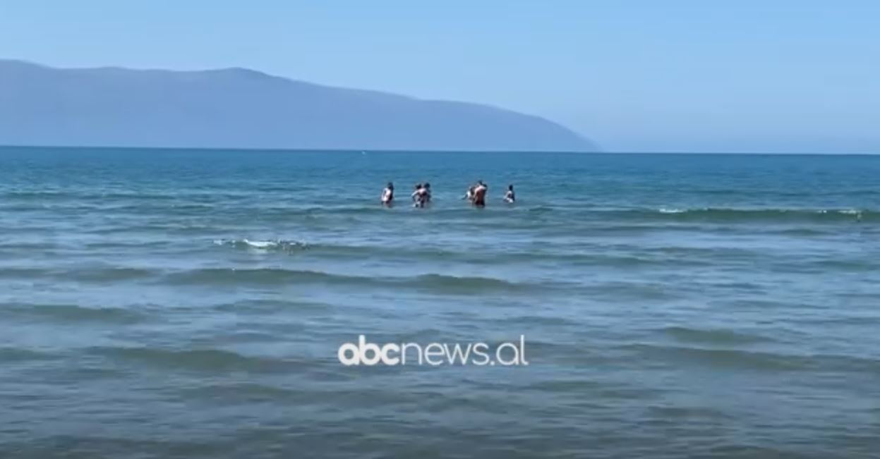 Turistë të huaj në Vlorë/ Nis plazhi, edhe turistët shqiptarë shijojnë temperaturat e larta