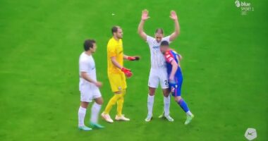 VIDEO/ Taulant Xhaka si Zidane, “legjionari” godet kundërshtarin në nerva e sipër