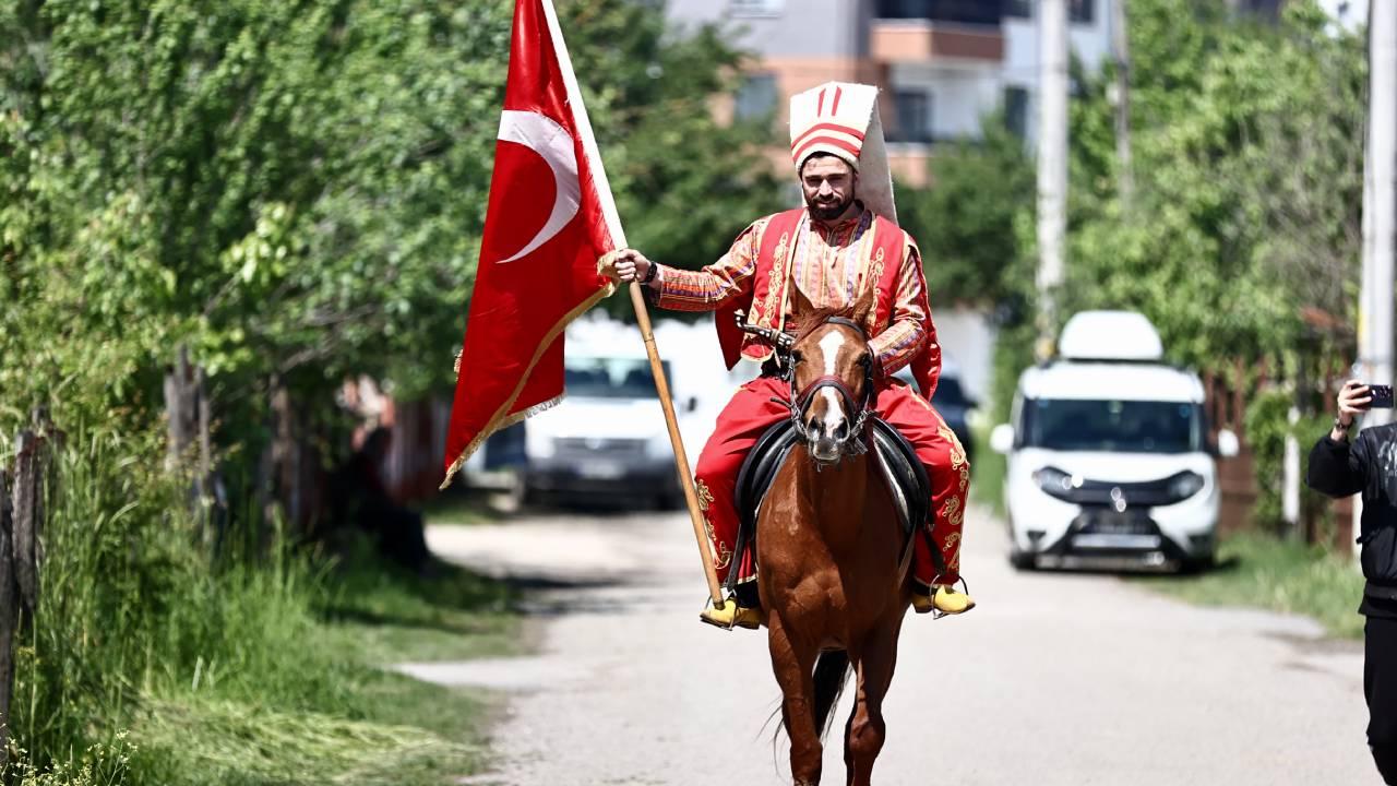 Turqi/ 33-vjeçari vishet si jeniçer dhe shkon të votojë me kal