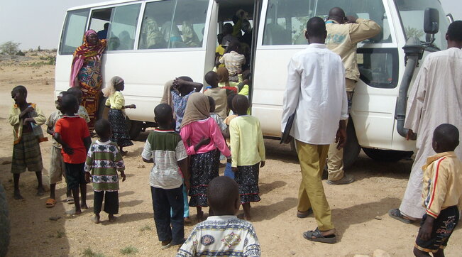 Shpëtohen 297 fëmijë të bllokuar në një jetimore në Sudan, humbin jetën 71 të tjerë