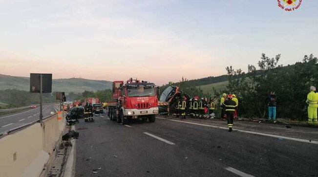 Aksident i rëndë në Itali, autobusi përplaset me 5 makina, humb jetën një person plagosen 14 të tjerë