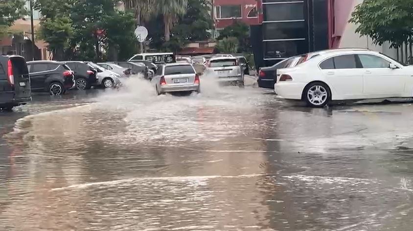 Reshjet shkaktojnë probleme edhe në Vlorë, përmbyten disa zona