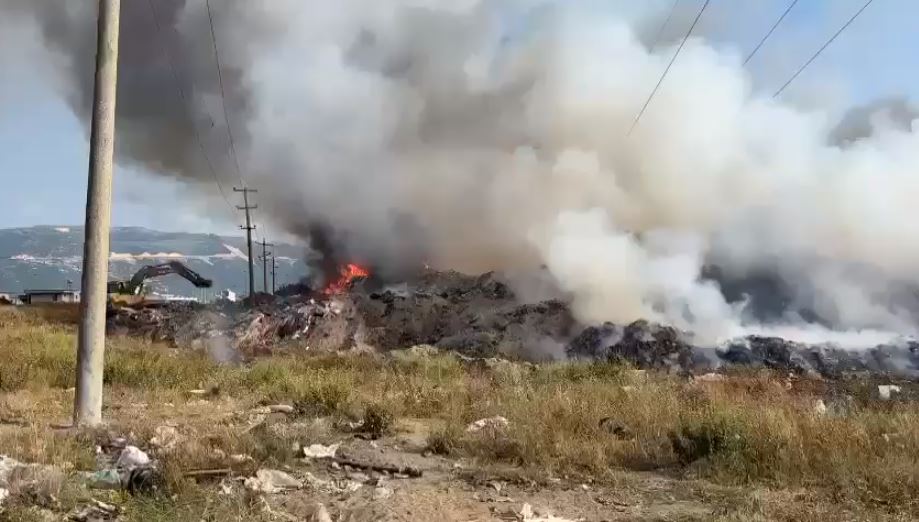 Përfshihet sërish nga flakët fusha e mbetjeve në Vlorë