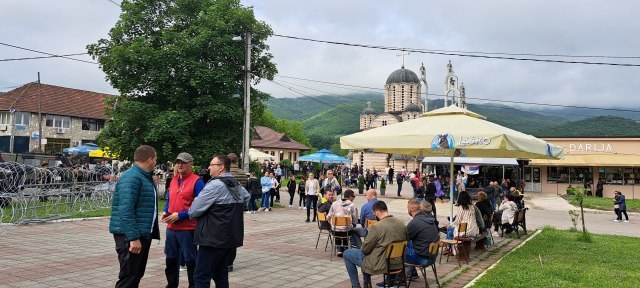 Kryetarët e rinj në veri, serbët vazhdojnë protestën e tyre në Leposaviq